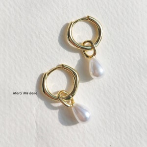 Gold Pearl Huggie Earrings/ Freshwater Pearl Huggie Earrings /18K Gold Plated Pearl Huggie Earrings / Pearl Charm Small Hoop Earrings