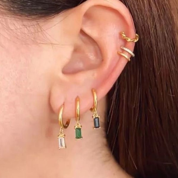 Pendientes con dijes de circonia cúbica de colores, aretes con dijes de circonita cúbica rectangulares, aretes de piedras de circonita coloridas, aretes delicados tipo huggie (como par)