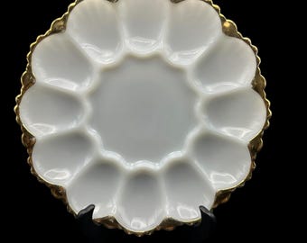 Plato vintage de vidrio opalino Anchor Hocking Fire King para huevos rellenos con borde dorado, década de 1960.