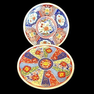 Juego de 2 platos decorativos de porcelana Imari Ware de Japón con vibrantes diseños florales pintados a mano, 15 cm de diámetro.