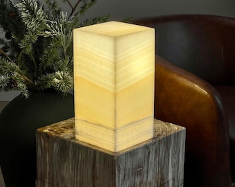 Contemporary Off-White Onyx Lamp: Elegant Natural Stone Decor (12 Inches)