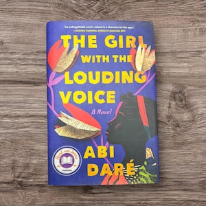 La muchacha de la voz fuerte de Abi Daré Novela de ficción literaria de tapa dura imagen 1