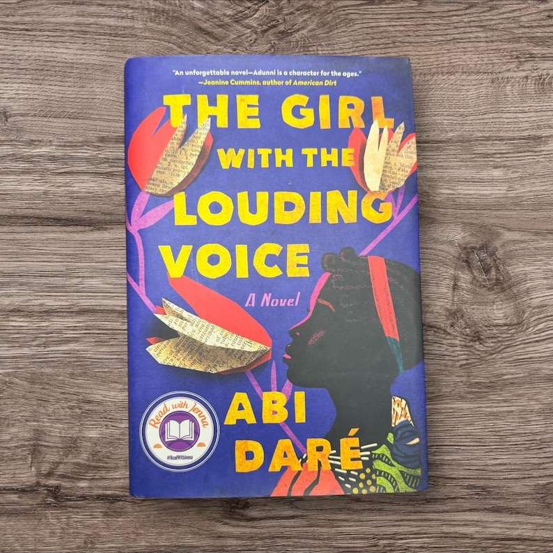 La muchacha de la voz fuerte de Abi Daré Novela de ficción literaria de tapa dura imagen 1
