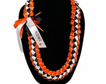 Collar de graduación naranja, negro y blanco, promoción de 2026