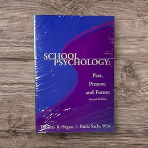 Può includere: Un libro intitolato "SCHOOL PSYCHOLOGY: Past, Present, and Future, Second Edition" è avvolto in plastica trasparente. La copertina è blu e viola con testo bianco. Gli autori sono Thomas K. Fagan e Paula Sachs Wise.