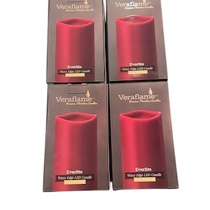 以下が含まれることがあります： Everlite Wavy Edge LEDキャンドルの箱が4つ。各箱には、波状のトップが付いた赤いキャンドルが入っています。箱は暗く、Veraflameのロゴと製品情報が記載されています。キャンドルは本物のキャンドルのように見えるように設計されています。