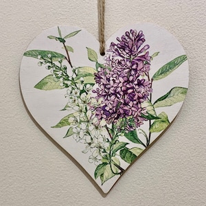Fleur lilas - Plaque coeur en bois découpé de 15 cm / Décoration de chalet / Cadeau pour la fête des Mères / Cadeau souvenir / Cadeau d'anniversaire pour elle