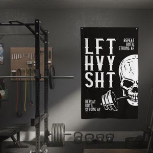 Flaga siłowni LFT HVY SHT – motywacyjny baner do trójboju siłowego