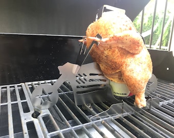 Meilleur cadeau pour la fête des pères Stand de poulet en canette de bière - BBQ moto américain ! Griller ou rôtir au four, cadeau de dîner de fête des pères pour s'amuser avec un maître du grill