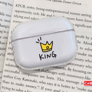 Corona gialla e scritta "King" Custodia per AirPods con corona cartoon re Custodia personalizzata con corona cartoon mk designer Corona gialla personalizzata Amici