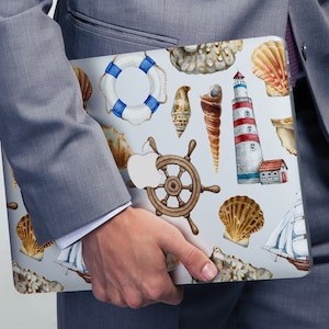 Maritimer Hintergrund mit Muscheln, Schiff und Leuchtturm, Hartplastik Hülle für alle MacBook Modelle