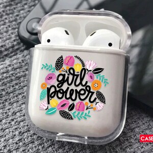 花と「ガールパワー」の文字が入ったAirPodsケース。黒の文字が入った花と特別なギフトの葉が入ったソフトケース。ガールパワーAirPods 2のカラフルなケース。