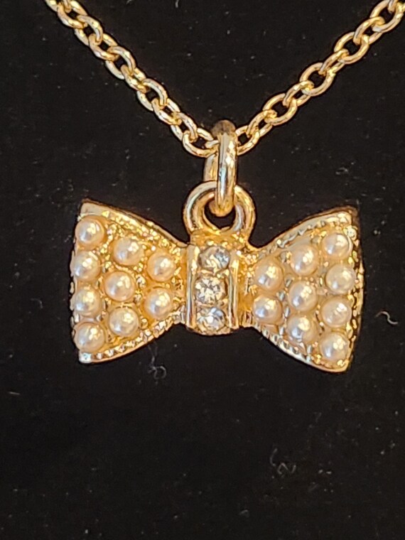Charming Vintage Faux Pearl Bow Necklace with Clea