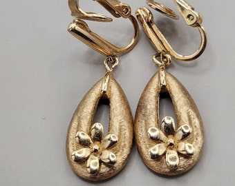 Boucles d'oreilles pendantes vintage Crown Trifari en forme de larme avec motif floral clip sur