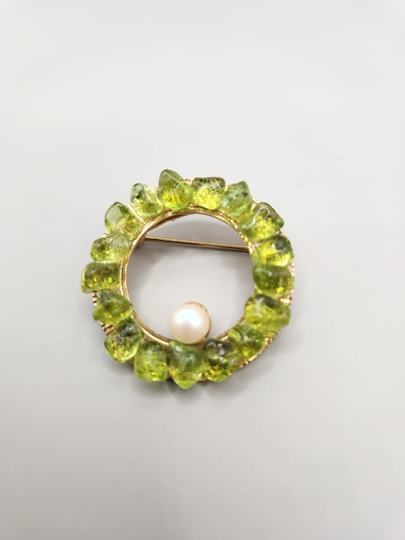 Vintage gold tone faux peridot faux pearl round br