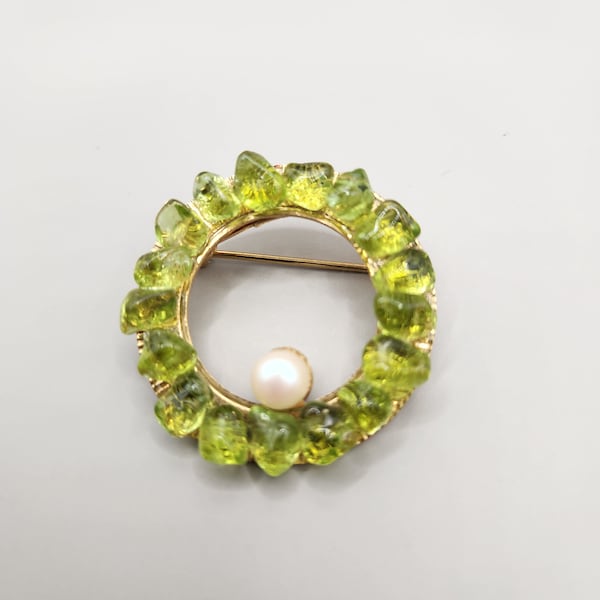 Vintage gold tone faux peridot faux pearl round brooch