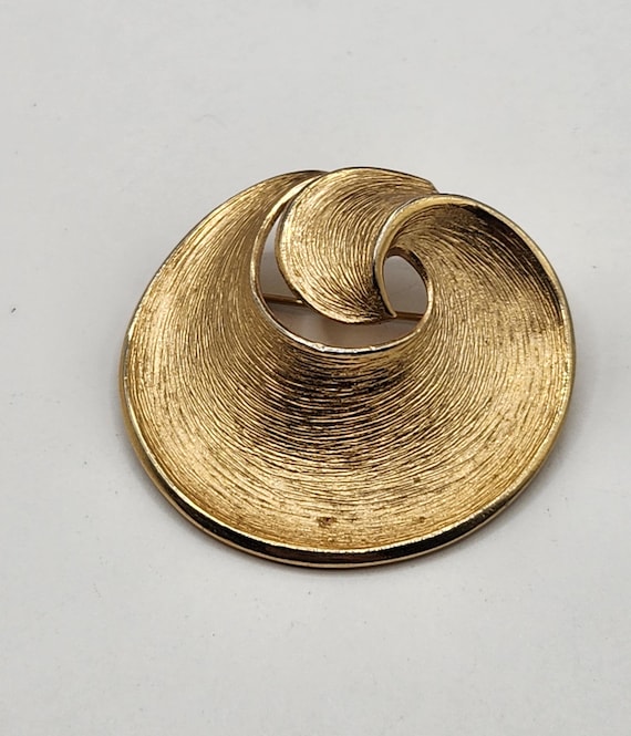Vintage Crown Trifari Gold Ton Textured Swirl Brooch