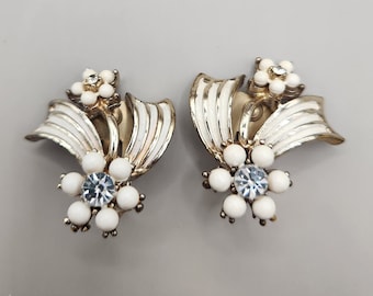 Boucles d'oreilles vintage rares Coro en émail blanc, perles blanches et strass transparents sur boucles d'oreilles