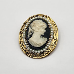 Vintage Cameo Brooch Pendant