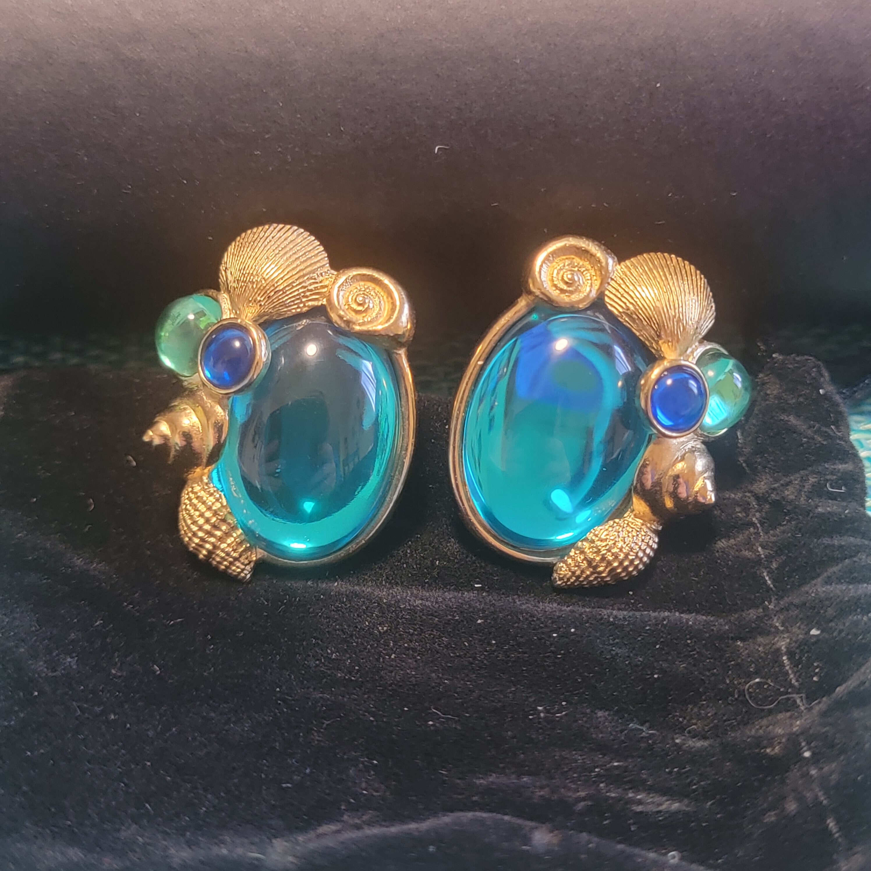 Boucles D'oreilles Vintage TRIFARI Par Kunio Matsumoto - Motif Coquillage Cabochon Doré - Fermoir Clip - Neuf Sans Boîte