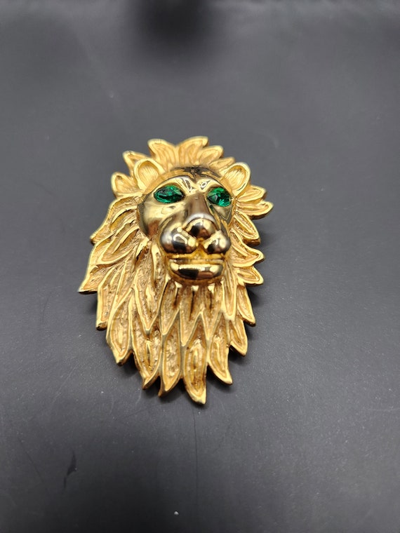Vintage gold tone Lion head brooch with emerald gr