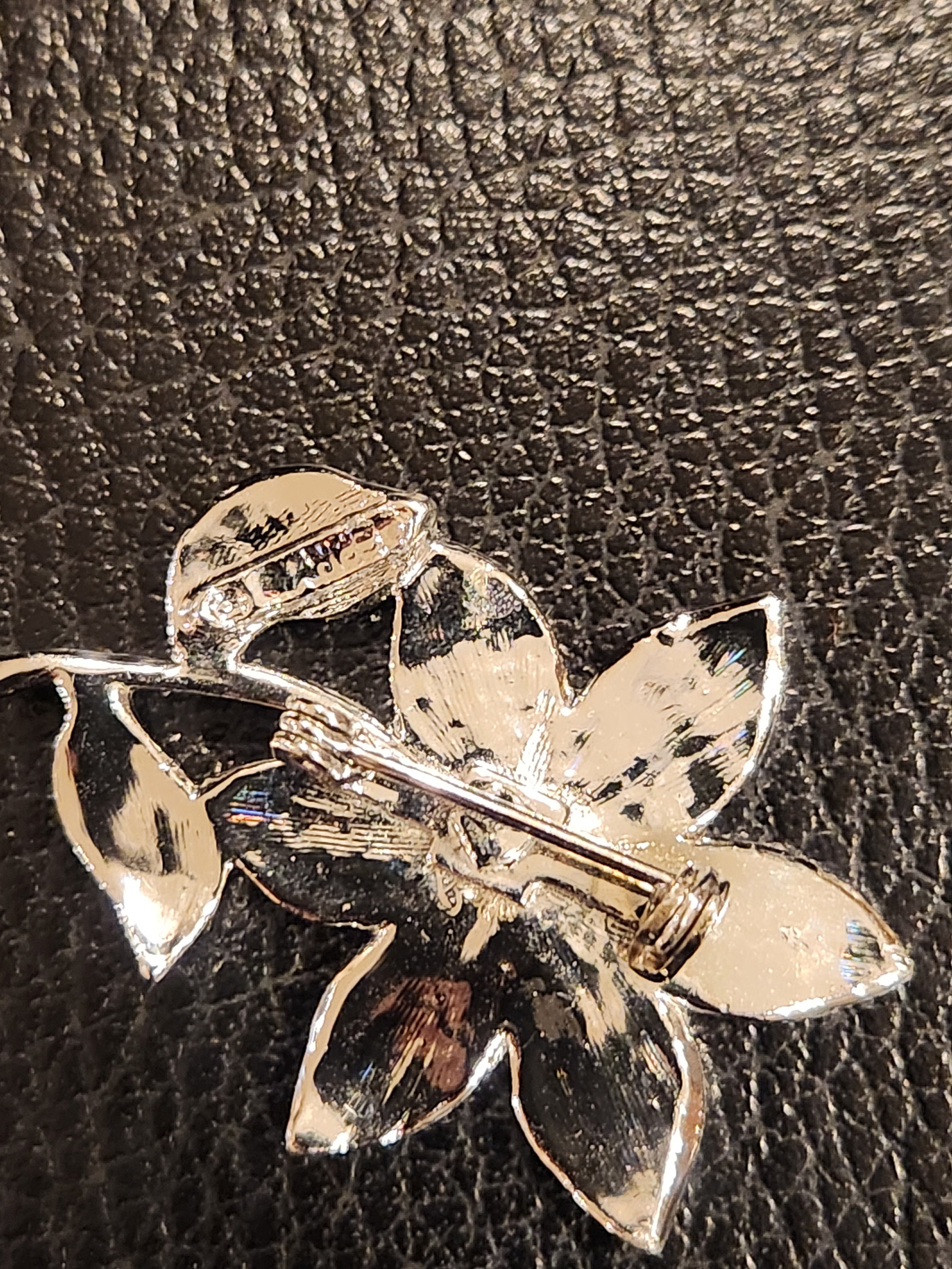 Broche argentée avec ruban de fleurs en strass abstraits vintage - B14 Broche argentée avec ruban de fleurs en strass abstraits vintage - B14