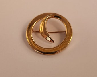 Vintage Monet gold tone circle brooch