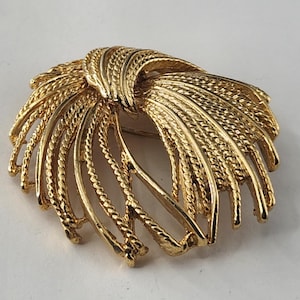 Classic vintage gold tone large brooch