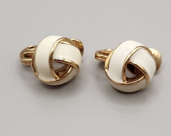 Vintage Monet Gold Tone Cream esmalte Small Love Knot clip en pendientes