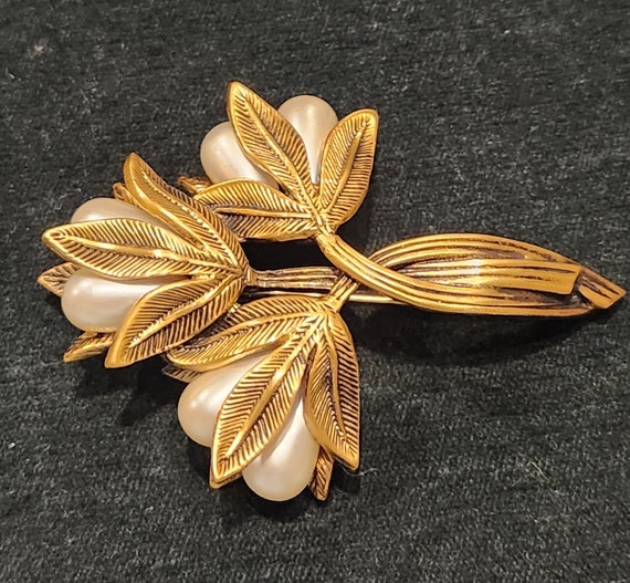 Stunning Vintage Tortolani Flower Brooch with Baroque Faux Pearls