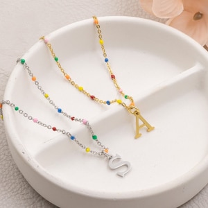 Collar colorido cuentas de semillas con inicial, collar de niña, regalo para ella, collar de letras personalizado, collar para niños, regalo de Navidad