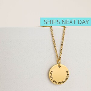 Puede incluir: Collar de oro con un colgante redondo grabado con coordenadas: 43.4204°N, 79.2468°W.