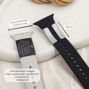 K&ouml;nnte beinhalten: Ein wei&szlig;-schwarzes medizinisches Armband mit einer Schnalle aus Edelstahl. Das Armband ist mit dem Text "Alex Johnson", "Type 1 Diabetes", "ICE: 000-0000000", "ICE: 123-4567444" und "Houston, Tx" graviert. Das Armband ist 22 mm breit und 28 mm lang.