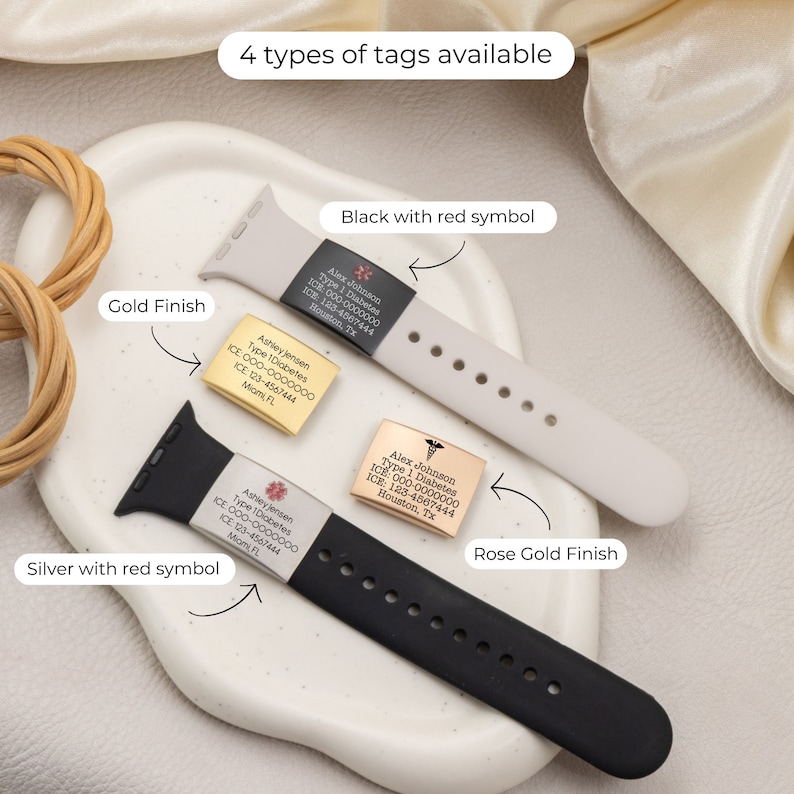 K&ouml;nnte beinhalten: Vier verschiedene Stile von medizinischen Notfall-Tags f&uuml;r Apple Watch-Armb&auml;nder. Die Tags sind in Schwarz, Silber, Gold und Ros&eacute;gold erh&auml;ltlich. Jedes Tag verf&uuml;gt &uuml;ber ein rotes medizinisches Symbol und einen gravierten Text mit den Worten "Typ 1 Diabetes", "ICE", einer Telefonnummer sowie einer Stadt und einem Bundesstaat.