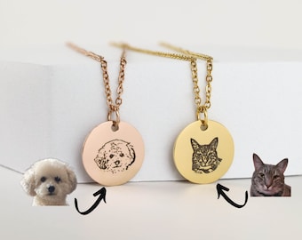 Peut inclure: Deux colliers en or avec des pendentifs ronds représentant des images gravées d'un chien et d'un chat. Le pendentif du chien est sur une chaîne en or rose et le pendentif du chat est sur une chaîne en or.