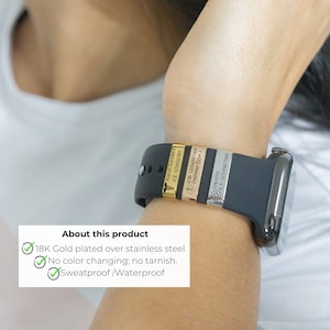 K&ouml;nnte beinhalten: Ein schwarzes Smartwatch-Armband mit drei medizinischen ID-Tags. Die Tags sind gold- und silberfarben und mit medizinischen Informationen graviert. Der Text auf den Tags enth&auml;lt Namen, ICE und medizinische Bedingungen.