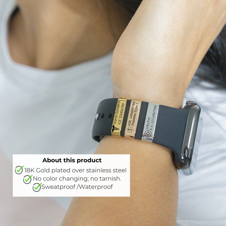 K&ouml;nnte beinhalten: Ein schwarzes Smartwatch-Armband mit drei medizinischen ID-Tags. Die Tags sind gold- und silberfarben und mit medizinischen Informationen graviert. Der Text auf den Tags enth&auml;lt Namen, ICE und medizinische Bedingungen.