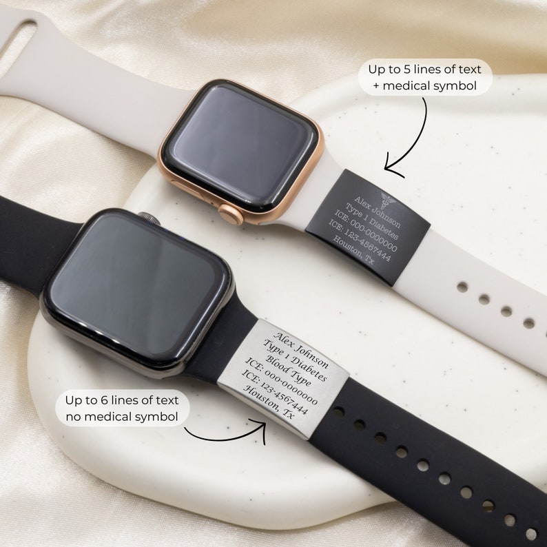 K&ouml;nnte beinhalten: Zwei Apple Watch-Armb&auml;nder mit gravierten Metallplatten. Das obere Armband ist wei&szlig; mit einem medizinischen Symbol und dem Text "Alex Johnson Typ 1 Diabetes ICE: 000-0000000 ICE: 123-4567444 Houston, Tx". Das untere Armband ist schwarz mit dem Text "Alex Johnson Typ 1 Diabetes ICE: 000-0000000 Blutgruppe ICE: 123-4567444 Houston, Tx".