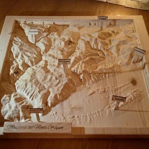 Bas-relief Monte Grappa en bois de sapin | Carte 3D gravée CNC 60 x 60 cm | Mobilier de montagne, idée cadeau fait main
