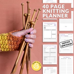 Può includere: Un planner per la maglia di 40 pagine con una varietà di pagine stampabili per tenere traccia dei progetti, della lana e altro ancora. Il planner è progettato per maglieristi di tutti i livelli e include pagine per la pianificazione settimanale, coperte di temperatura, liste dei desideri di lana e pianificazione di progetti di maglia. L'immagine mostra anche una mano che tiene un fascio di ferri da maglia.