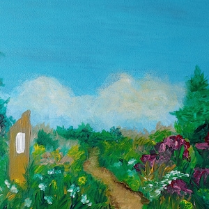 Peut inclure: Une peinture représentant un chemin qui serpente à travers une forêt verdoyante, avec un poteau indicateur en bois sur la gauche. Le ciel est bleu avec des nuages blancs. Le chemin est bordé de fleurs aux nuances de rose, de blanc et de vert.