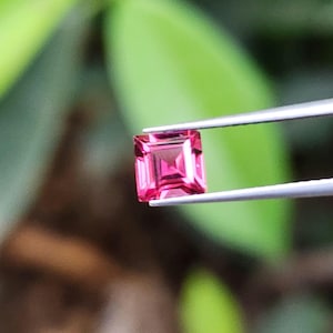 Umbalite Garnet 5mm 0.80 cts square shape Brilliant Cut Extreme Brilliancy Intense Mahenge Pink Malaya Garnet Natural Flawless-VVS AAA grade