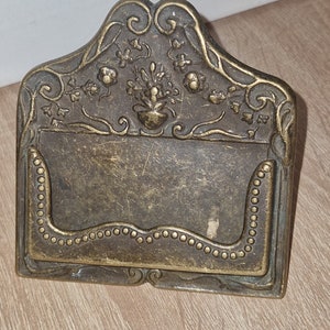 Portalettere vintage, antico, in metallo, in ottone, decorato, shabby chic, usurato, rotto, vittoriano, porta biglietti, porta tovaglioli, arredamento per ufficio