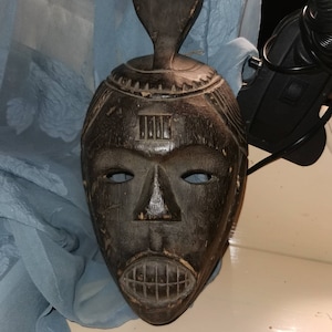 Vintage, gesneden, hout, oer, primitief, tribal, boos, kwaad, masker, horrormasker, sjamaanmasker, shabby chic, noodlijdend masker, ritueel, dans, interieur