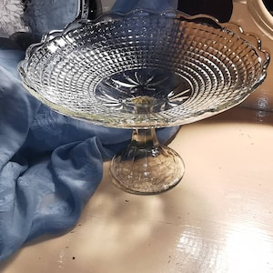 Vintage, Glasschliff, auf Standfuß, Obstschale, Anbietteller, Konfektteller, Teller mit Ornamenten. klare Glasschale