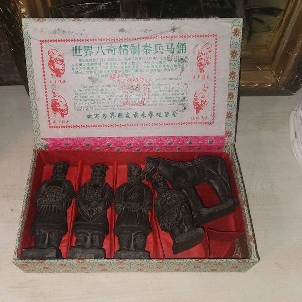 vintage, en boîte, cinq figurines en terre cuite chinoises de guerriers et d'un cheval, ensemble tombeau de l'empereur Shi Qin, armée en terre cuite