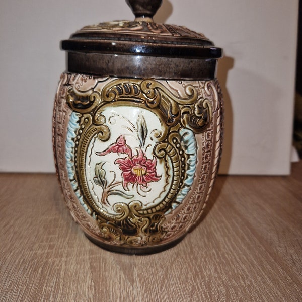 vintage, antique, majolique, pot à biscuits, urne, vase, avec un couvercle, décor de roses, décor riche, style rococo, céramique, urne, pot de vase, décor riche