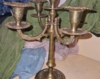 Candelabro vintage de latón, estilo shabby chic, desgastado y oxidado, con pátina, de cinco brazos, con decoración de mansión fantasma.