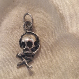 Vintage, Sterling Silber, Schädel, Knochen, oxidiertes Silber, Anhänger, Charme, Halloween Schmuck, kleiner Anhänger, dunkle Kunst, Schädel und Knochen