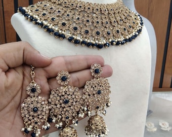 Semi-bruids Indiase sieradenset: gouden ketting, oorbellen en tikka-aditi